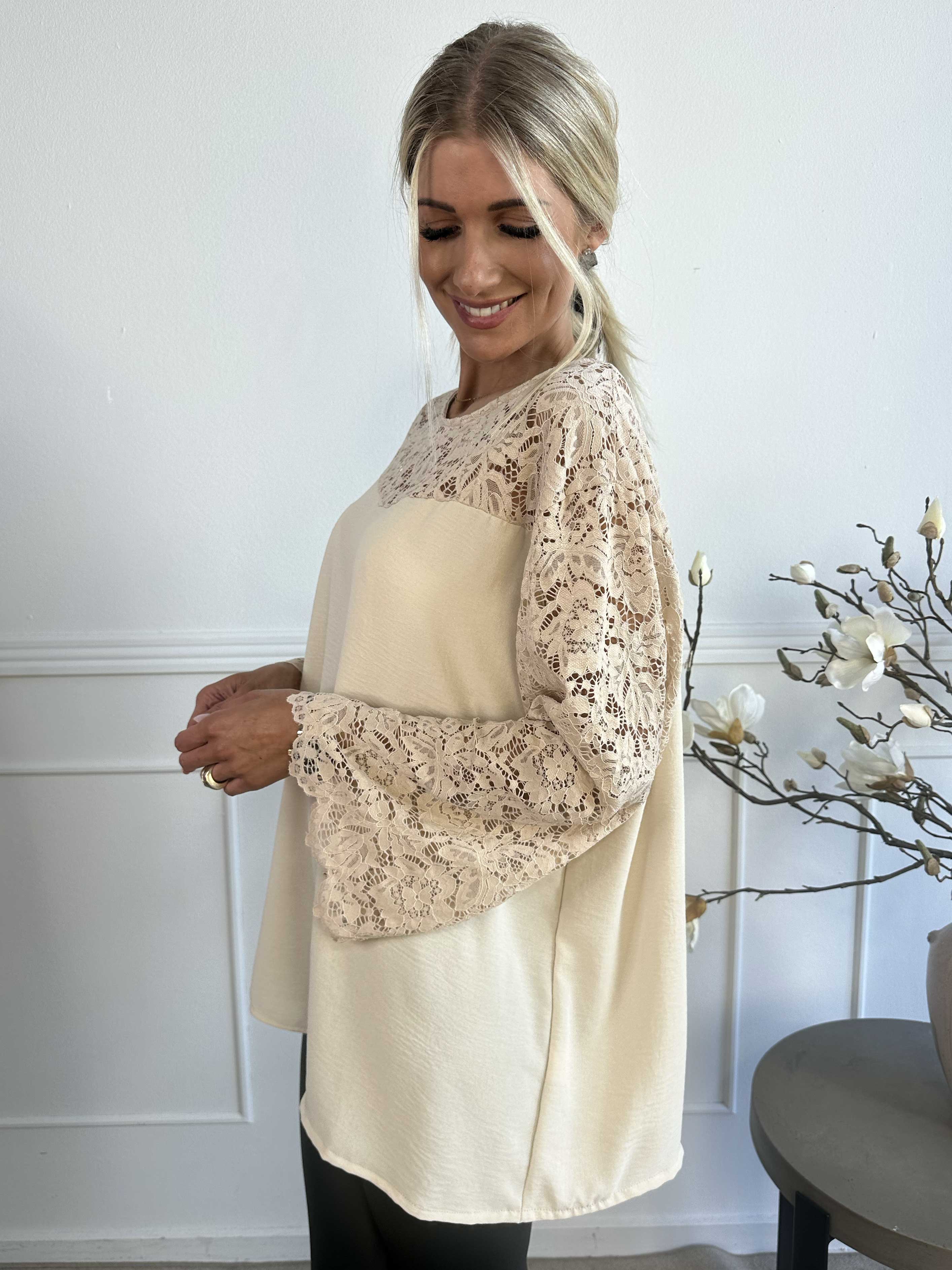 California - Sød tunika med blondeærmer